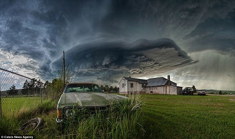 Những bức ảnh đoạt giải của James Smart thường ghi lại những hình thái thời tiết dữ dội.