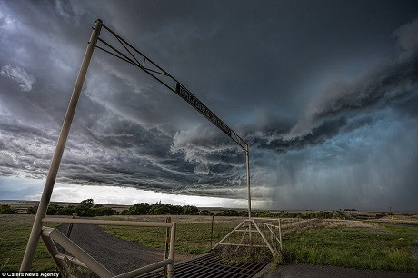 Mỗi cuộc đi săn bão là một cuộc chạy đua nghẹt thở với thời gian.