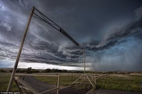 Mỗi cuộc đi săn bão là một cuộc chạy đua nghẹt thở với thời gian.