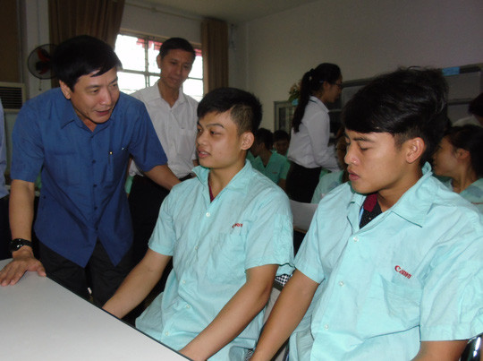 Chủ tịch QH Nguyễn Thị Kim Ngân thăm công nhân ngày bầu cử ảnh 5 Chủ tịch Tổng LĐLĐ Việt Nam Bùi Văn Cường trò chuyện với công nhân KCN Bắc Thăng Long trước giờ bỏ phiếu