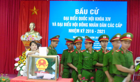 Chủ tịch QH Nguyễn Thị Kim Ngân thăm công nhân ngày bầu cử ảnh 8 Lực lượng vũ trang, công nhân bỏ phiếu tại tổ bầu cử số 8, xã Kim Chung, huyện Đông Anh