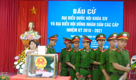  Lực lượng vũ trang, công nhân bỏ phiếu tại tổ bầu cử số 8, xã Kim Chung, huyện Đông Anh 