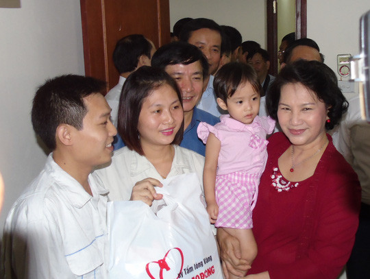 Chủ tịch QH Nguyễn Thị Kim Ngân thăm công nhân ngày bầu cử ảnh 11 Niềm vui của công nhân khi được đoàn công tác đến thâm và tặng quà