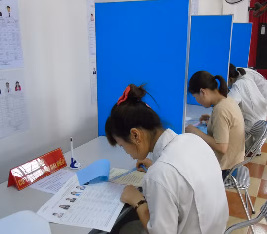  Công nhân đang xem xét để lựa chọn những đại biểu xứng đáng để bỏ phiếu 