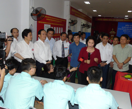 Chủ tịch QH Nguyễn Thị Kim Ngân thăm công nhân ngày bầu cử ảnh 6 Chủ tịch Quốc hội, Chủ tịch Hội đồng bầu cử Quốc gia Nguyễn Thị Kim Ngân trò chuyện với anh, chị, em công nhân KCN Bắc Thăng Long tại tổ bầu cử số 8 ở xã Kim Chung, huyện Đông Anh