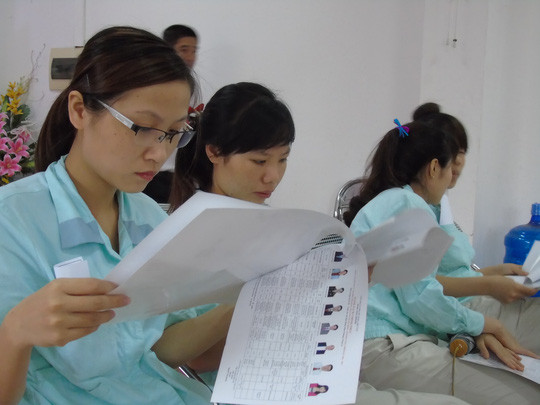 Chủ tịch QH Nguyễn Thị Kim Ngân thăm công nhân ngày bầu cử ảnh 4 Những công nhân của Công ty Canon đọc thông tin ứng viên đại biểu Quốc hội và HĐND các cấp nhiệm kỳ 2016-2021