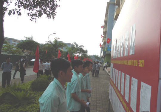 Chủ tịch QH Nguyễn Thị Kim Ngân thăm công nhân ngày bầu cử ảnh 2 Công nhân ở KCN Bắc Thăng Long tìm hiểu thông tin các ứng viên trước khi bỏ phiếu