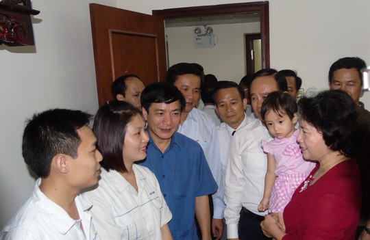 Chủ tịch QH Nguyễn Thị Kim Ngân thăm công nhân ngày bầu cử ảnh 10 Chủ tịch QH Nguyễn Thị Kim Ngân thăm công nhân ngày bầu cử