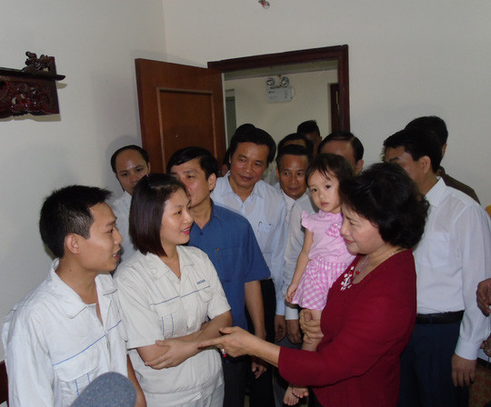 Chủ tịch QH Nguyễn Thị Kim Ngân thăm công nhân ngày bầu cử ảnh 9 Chủ tịch Quốc hội Nguyễn Thị Kim Ngân, Chủ tịch Tổng LĐLĐ Việt Nam Bùi Văn Cường và đoàn công tác đã đến thăm hỏi, động viên, tặng quà một số gia đình công nhân ở xã Kim Chung, huyện Đông Anh