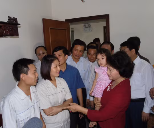  Chủ tịch Quốc hội Nguyễn Thị Kim Ngân, Chủ tịch Tổng LĐLĐ Việt Nam Bùi Văn Cường và đoàn công tác đã đến thăm hỏi, động viên, tặng quà một số gia đình công nhân ở xã Kim Chung, huyện Đông Anh 