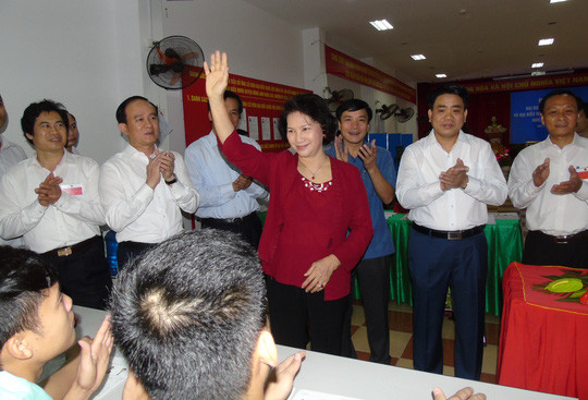 Chủ tịch QH Nguyễn Thị Kim Ngân thăm công nhân ngày bầu cử ảnh 1 Chủ tịch Quốc hội, Chủ tịch Ủy ban bầu cử Quốc gia Nguyễn Thị Kim Ngân đã đến kiểm tra công tác bầu cử đại biểu Quốc hội và đại biểu HĐND các cấp nhiệm kỳ 2016-2021, tại tổ bầu cử số 8, xã Kim Chung, huyện Đông Anh (Hà Nội) sáng 22-5