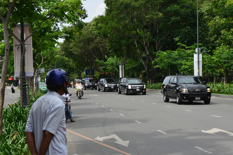 Các cánh cửa ra vào không có lỗ khóa và chỉ những mật vụ được huấn luyện mới mở được. Cửa xe dày tới 20 cm, lớp kính chống đạn dày 13 cm, lốp run-flat và nội thất được bọc kín 100% để chống khí độc. Trong ảnh, người dân TP HCM đứng nhìn đoàn xe di chuyển qua đường Hoàng Văn Thụ.