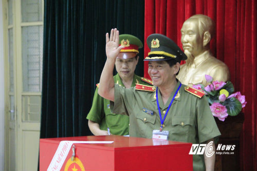 Thiếu tướng Đoàn Duy Khương bỏ phiếu bầu cử.