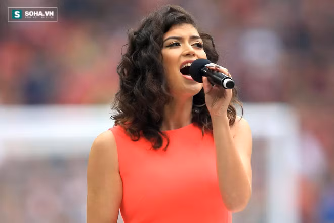 Hi hữu: Rooney, Hoàng tử William chữa cháy hộ ca sĩ hát Quốc ca - Ảnh 2.