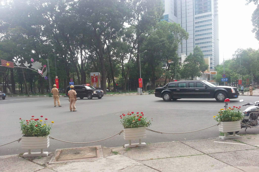 Sau khi di chuyển theo đường Nam Kỳ Khởi Nghĩa đến trước cổng Dinh Thống Nhất, đoàn xe rẽ vào đường Lê Duẩn, sau đó đến tập kết trong sân Tổng Lãnh sự quán Mỹ tại TP HCM.