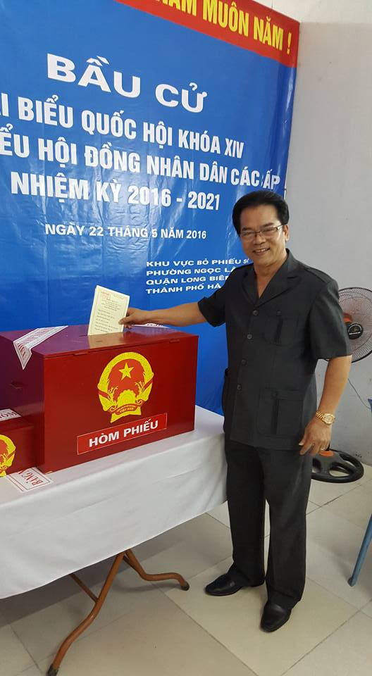 Nghệ sĩ Việt náo nức đi bầu cử ảnh 6 NSND Trần Nhượng bỏ phiếu bầu cử tại điểm bỏ phiếu nơi ông cư trú.