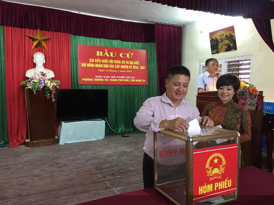 Nghệ sĩ Việt náo nức đi bầu cử ảnh 1 Vợ chồng NSƯT Chí Trung đã có mặt từ khá sớm tại điểm bầu cử số 4, phường Trường Thi, TP. Vinh để bầu cử.