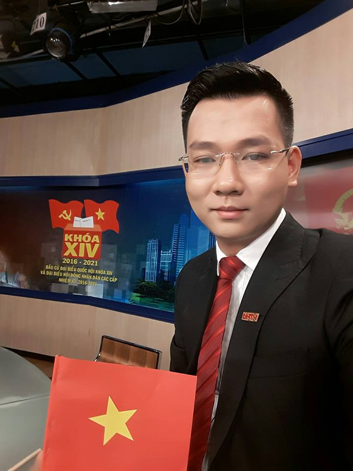 Nghệ sĩ Việt náo nức đi bầu cử ảnh 12 MC Thế Cương dẫn bản tin về Ngày bầu cử toàn quốc trên ANTV nhưng vẫn không quên thực hiện quyền công dân của mình.