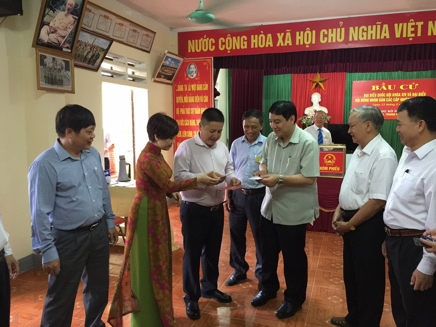 Nghệ sĩ Việt náo nức đi bầu cử ảnh 3 Cặp vợ chồng nghệ sỹ của Nhà hát Tuổi Trẻ chụp ảnh kỷ niệm tại điểm bỏ phiếu và trò chuyện với cán bộ nơi điểm bỏ phiếu.