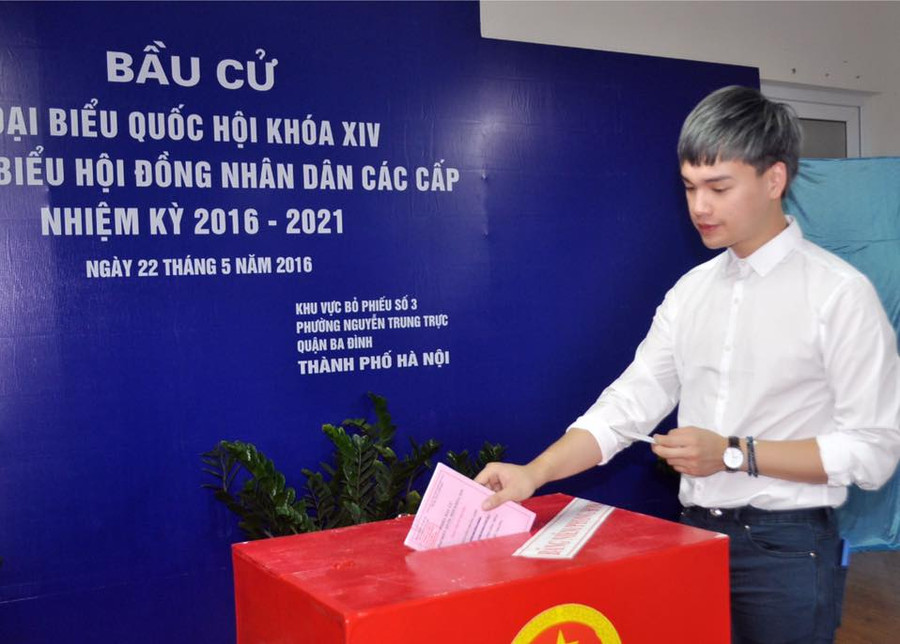 Nghệ sĩ Việt náo nức đi bầu cử ảnh 8 Ca sĩ trẻ Trần Trung Quân thực hiện quyền công dân trong ngày hội toàn dân bầu cử. Ảnh: VVT.