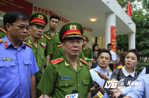 Thiếu tướng Đinh Văn Toản trả lời báo chí.