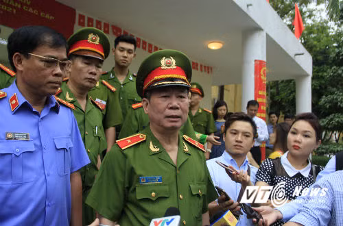 Thiếu tướng Đinh Văn Toản trả lời báo chí.