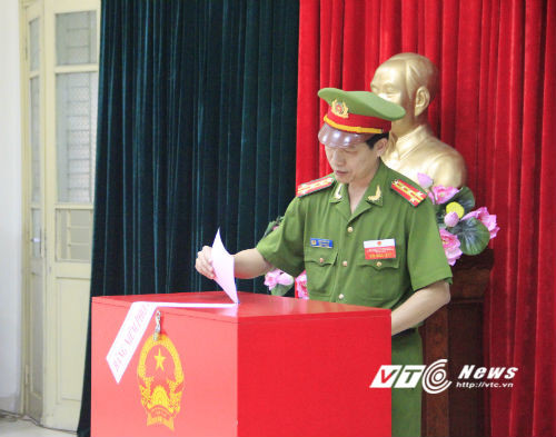 Đại tá Chu Xuân Thọ - Giám thị trại giam bỏ phiếu.