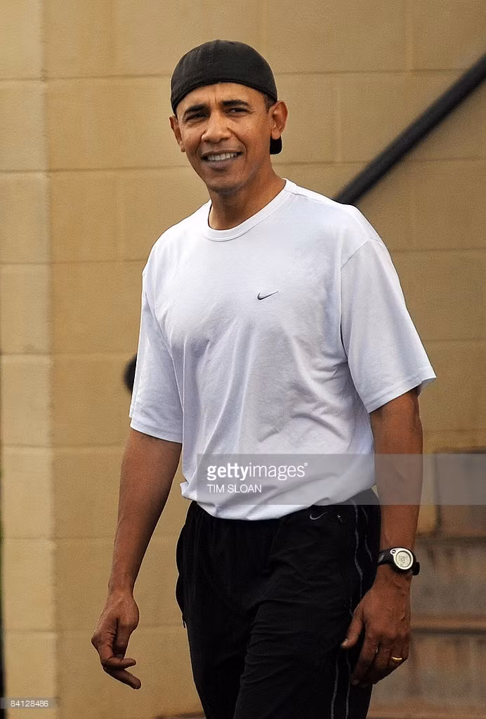 Tổng thống Mỹ Barack Obama thường dành 45 phút mỗi ngày để tập thể dục. Lịch rèn luyện của ông được thực hiện đều đặn 6 ngày/tuần và vào mỗi buổi sáng, trước khi bắt đầu một ngày mới. Bên cạnh chạy bộ, Obama còn tập nâng tạ và cardio. Ảnh: Getty. Tổng thống Mỹ Barack Obama thường dành 45 phút mỗi ngày để tập thể dục. Lịch rèn luyện của ông được thực hiện đều đặn 6 ngày/tuần và vào mỗi buổi sáng, trước khi bắt đầu một ngày mới. Bên cạnh chạy bộ, Obama còn tập nâng tạ và cardio. Ảnh: Getty.