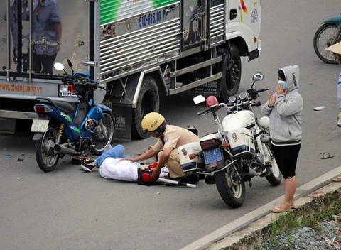 Mặc đôi nam nữ đang nguy kịch, nhiều tài xế dửng dưng rú ga bỏ đi