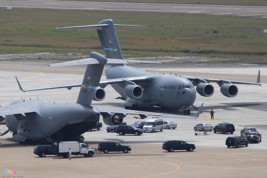 Đúng 10h sáng, chiếc phi cơ vận tải thứ hai mang theo Cadillac One chuyên chở Tổng thống Mỹ cũng đáp xuống sân bay.