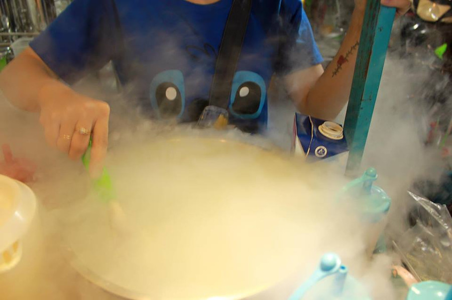 Trào lưu ăn "snack khói, kem mây" ở Sài Gòn ảnh 1