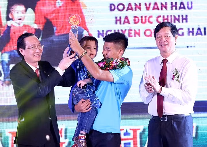 Hà Đức Chinh và bé Tom đại diện cho 4 tuyển thủ nhận giải thưởng Fair Play 2018. Ảnh: Hoàng Giang. 
