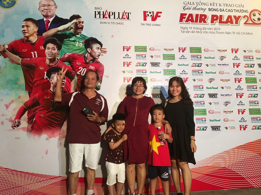 Một gia đình tới sớm và lưu lại kỷ niệm tại Lễ trao giải.