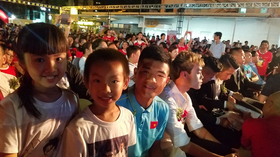 Hai em nhỏ chụp ảnh với cầu thủ Hà Đức Chinh.