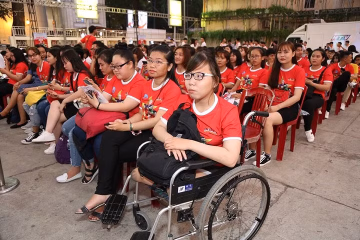 Từ 17h chiều đã có rất đông người hâm mộ có mặt tại Nhà văn hóa Tnanh niên để tham gia Lễ trao giải.