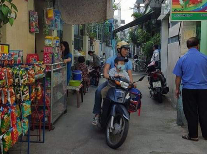 Trường Mầm non Cẩm Vân (Q. Hải Châu, TP Đà Nẵng) nằm sâu trong kiệt hẻm; hai bên đường người dân còn tập trung buôn bán nên rất khó cho phụ huynh đưa đón con vào giờ cao điểm. Trường Mầm non Cẩm Vân (Q. Hải Châu, TP Đà Nẵng) nằm sâu trong kiệt hẻm; hai bên đường người dân còn tập trung buôn bán nên rất khó cho phụ huynh đưa đón con vào giờ cao điểm.