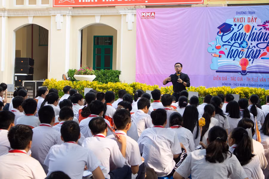 Thạc sĩ Lê Văn Thành trong một lần nói chuyện với học sinh Trường THPT Yên Lạc (Vĩnh Phúc).