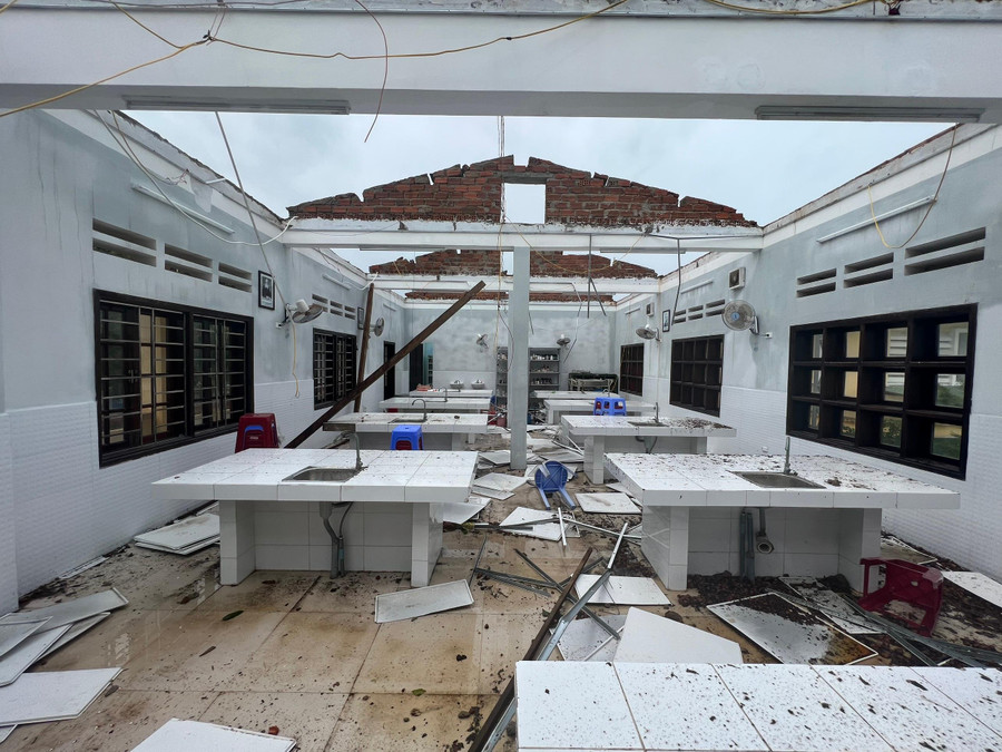 Trường THPT Hoàng Hoa Thám bị tốc mái la phông và phòng thí nghiệm Hóa học Trường THPT Hoàng Hoa Thám bị tốc mái la phông và phòng thí nghiệm Hóa học