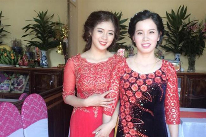 Lại thêm một bà mẹ U40 trẻ trung đến mức không thể phân biệt nổi khi đứng cạnh con gái