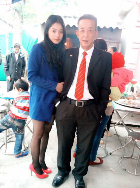 Lai them mot ba me U40 tre trung den muc khong the phan biet noi khi dung canh con gai - Anh 4