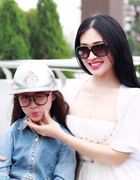 Lai them mot ba me U40 tre trung den muc khong the phan biet noi khi dung canh con gai - Anh 7