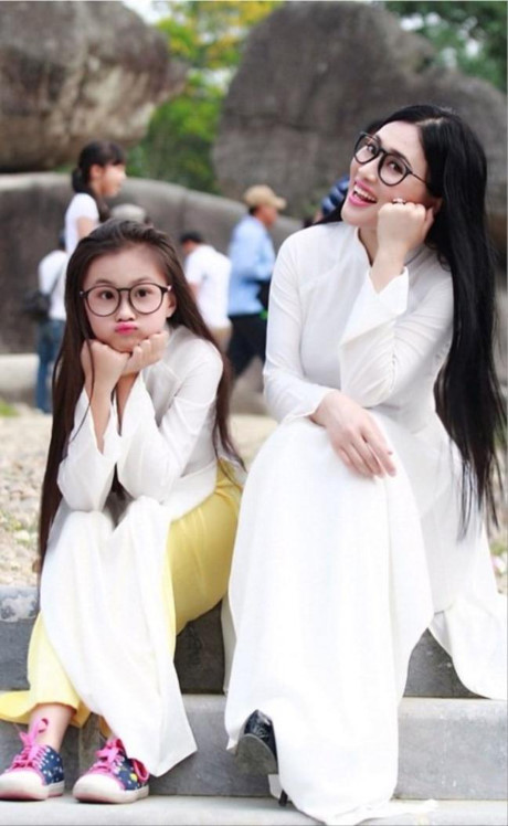 Lai them mot ba me U40 tre trung den muc khong the phan biet noi khi dung canh con gai - Anh 6