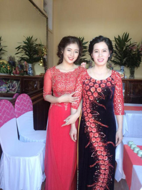 Lai them mot ba me U40 tre trung den muc khong the phan biet noi khi dung canh con gai - Anh 1