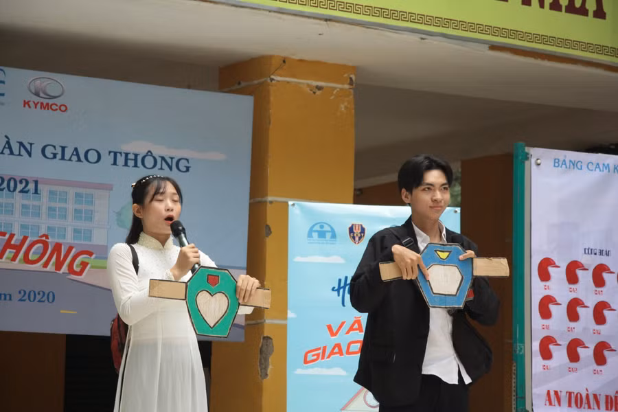 Học sinh hào hứng tham gia chương trình.