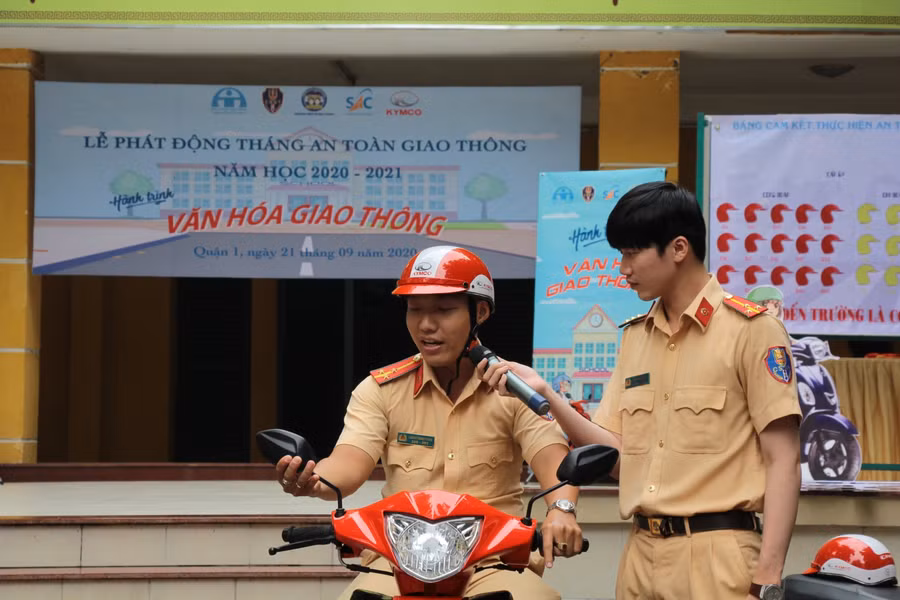 Học sinh được các chiến sĩ hướng dẫn lái xe an toàn.