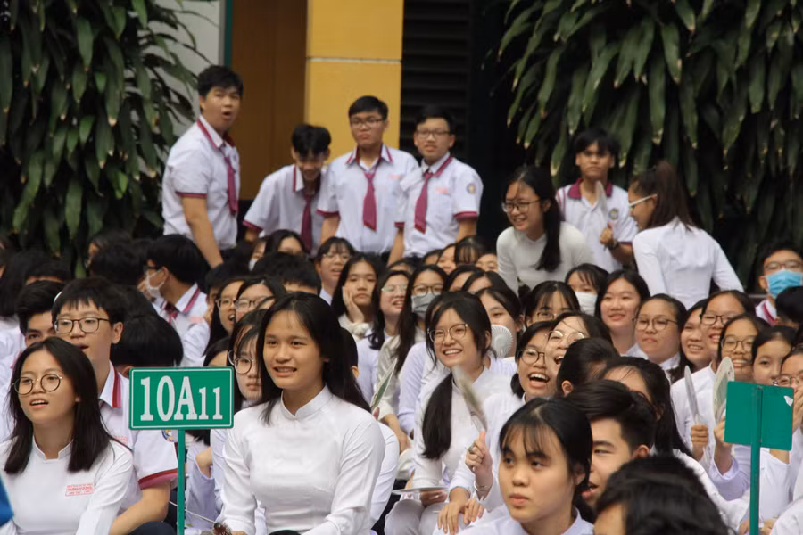 Học sinh chăm chú theo dõi.