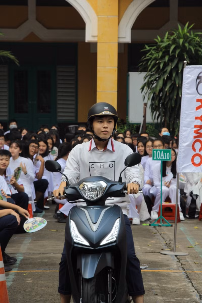 Học sinh học cách lái xe an toàn .