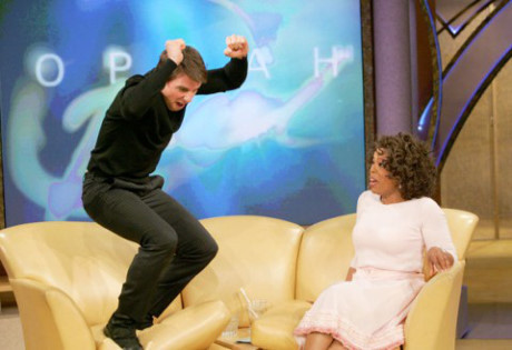 Tom Cruise từng giả vờ nhảy cẫng lên khi nói đang yêu Katie Holmes - Ảnh 1 Tom Cruise tung gia vo nhay cang len khi noi dang yeu Katie Holmes - Anh 1
