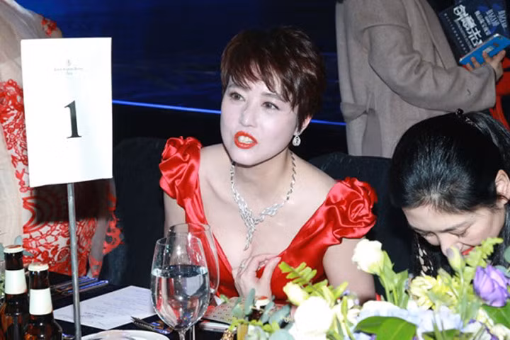 Chia tay bồ trẻ, Châu Hải My ra sức làm đẹp níu tuổi tác