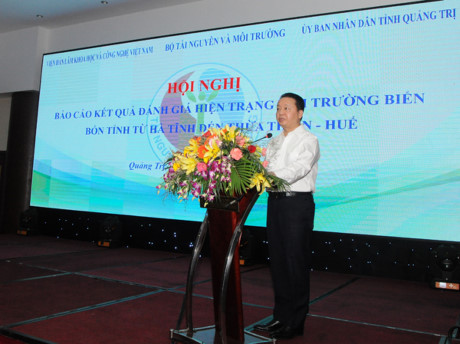 Khẳng định biển sạch, Bộ trưởng Trần Hồng Hà và lãnh đạo 4 tỉnh miền Trung tắm biển, ăn hải sản - Ảnh 2 Khang dinh bien sach, Bo truong Tran Hong Ha va lanh dao 4 tinh mien Trung tam bien, an hai san - Anh 2